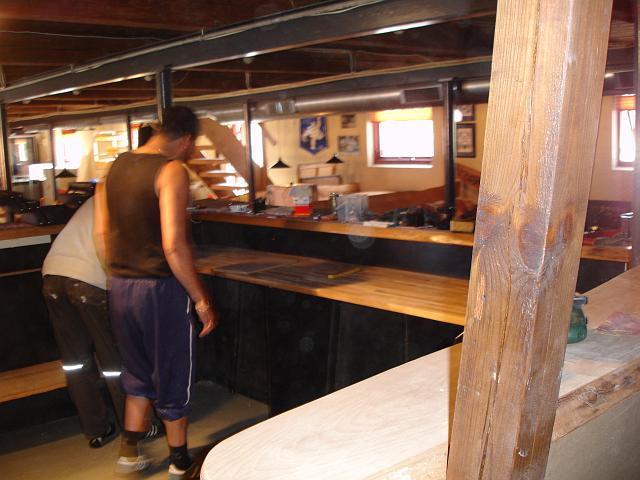 DSC01468.JPG - Nye bordpladr i baren, massiv eg.